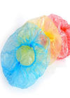 Tampões plásticos descartáveis do cabelo de Polyethlene do multi tamanho com tira colorida do elástico