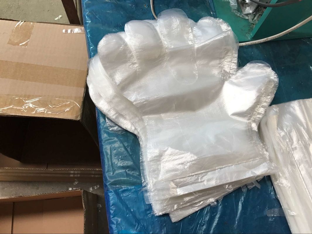 As luvas plásticas descartáveis de uma vez/as luvas mão do polietileno alisam o tipo gravado